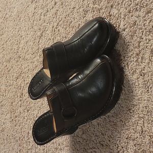 Born black clogs